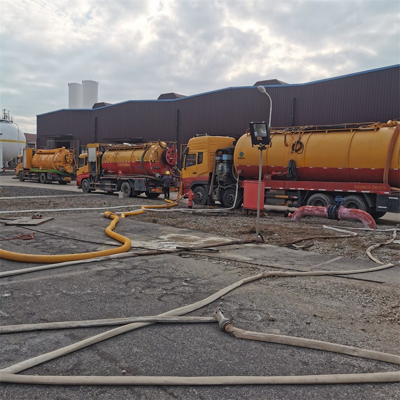 南城街道污水池清理