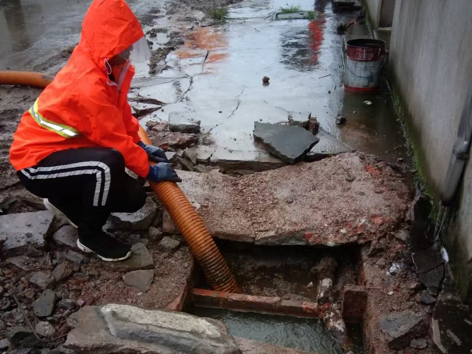 南城街道专业清理污水池 炜誉市政以规范流程守护城市 “肠道”