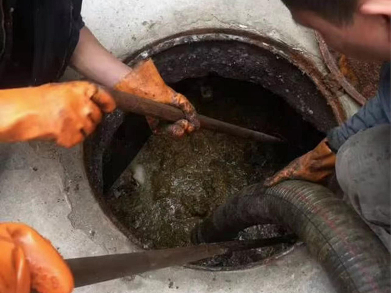 南城街道清理化粪池时如何避免沼气的危害？